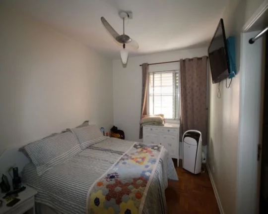 Imagem Amplo apartamento com piso de tacos, armários embutidos, living ampliado para 02 ambientes, 03 dorm...