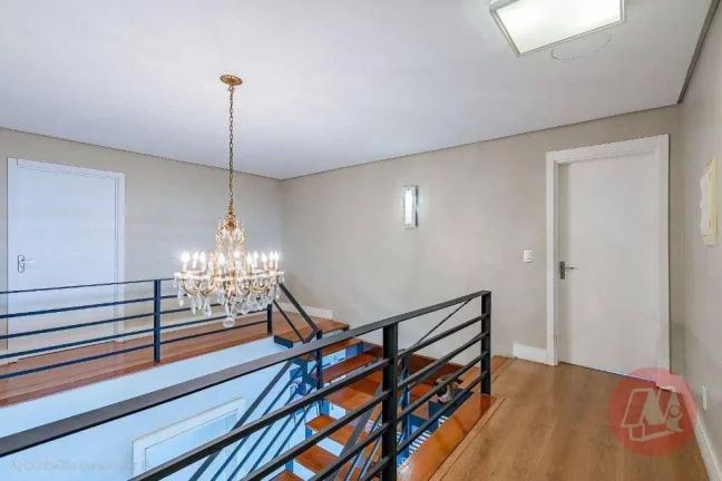 Imagem Casa de 310 m² com e suítes, 6 banheiros, 4 vagas, piscina e infraestrutura.