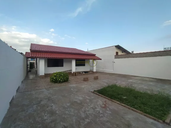 Imagem Casa térrea, 3 dorms, muito bem localizada à venda em Peruíbe