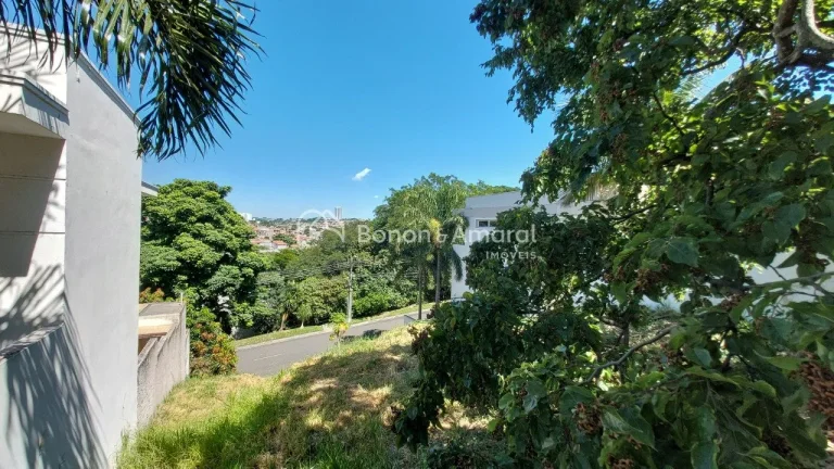 Imagem Este terreno, de 300 m², está localizado na parte mais baixa do condomínio e conta com uma topogr...
