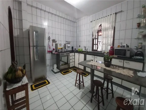 Imagem Manoel Plaza, casa com 3 quartos com 1 suite, sala e cozinha ampla, banheiro social, varandão, 3 vagas de garagem, terreno de 300 m²