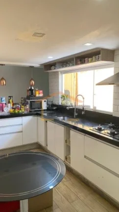 Imagem Sobrado com 4 dormitórios, sendo 3 suítes, uma delas com varanda e duas externas. Conta com banhei...