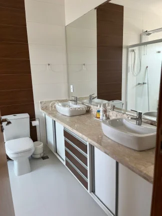 Imagem Sala com dois ambientes: jantar (com armários) e estar (com lareira a gás).
Sala de TV (com armár...