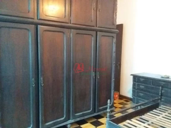 Imagem Na Cidade Baixa, térreo, 3 dormitórios, pátios e 3 vagas.