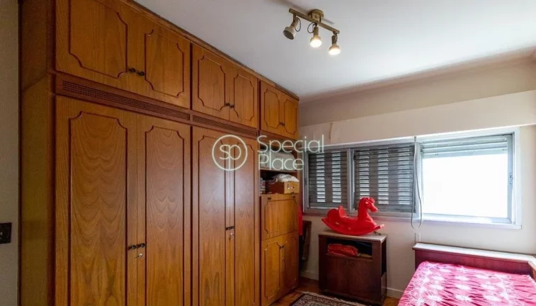 Imagem Apto com pé direito alto e rico em iluminação e ventilação natural. Possui 352m² muito bem dis...