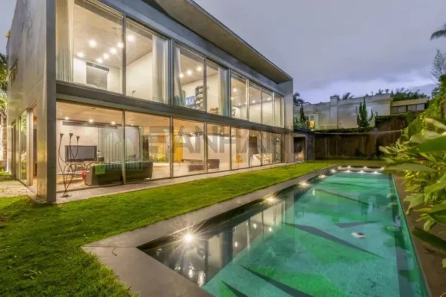 Imagem Oportunidade única: Casa de Alto Padrão no Jardim Europa, São Paulo-SP, com 4 quartos, 4 suítes e 8 vagas de garagem!