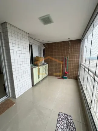 Imagem Apartamento originalmente com 4 dormitórios, estando com 3 dormitórios, sendo 1 suíte, rico em ar...