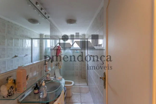 Imagem Apartamento de 132m² em Higienópolis, 3 quartos (1 suíte) e 1 vaga demarcada e livre.
