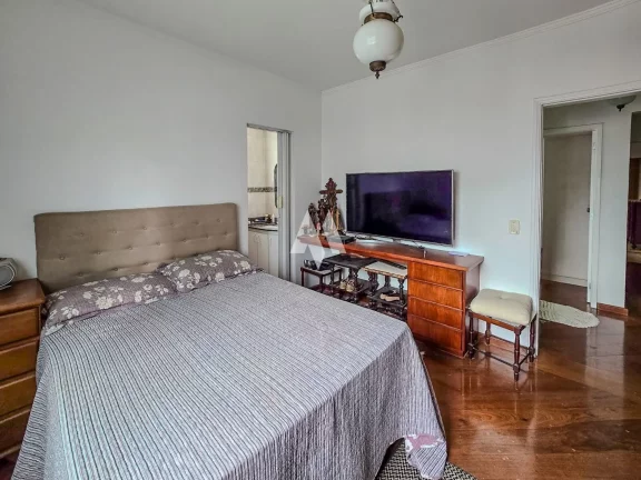 Imagem Apartamento com 2 dormitórios, sendo 1 suíte e dependência completa a 1/2 quadra da praia à venda no Embaré, Santos/SP