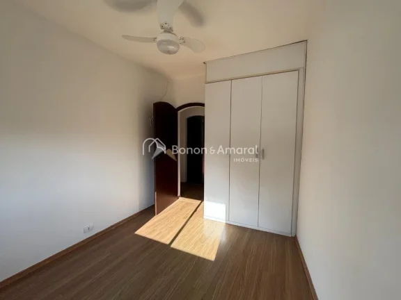 Imagem More com praticidade e excelente localização no coração de Campinas! Este apartamento conta com ...