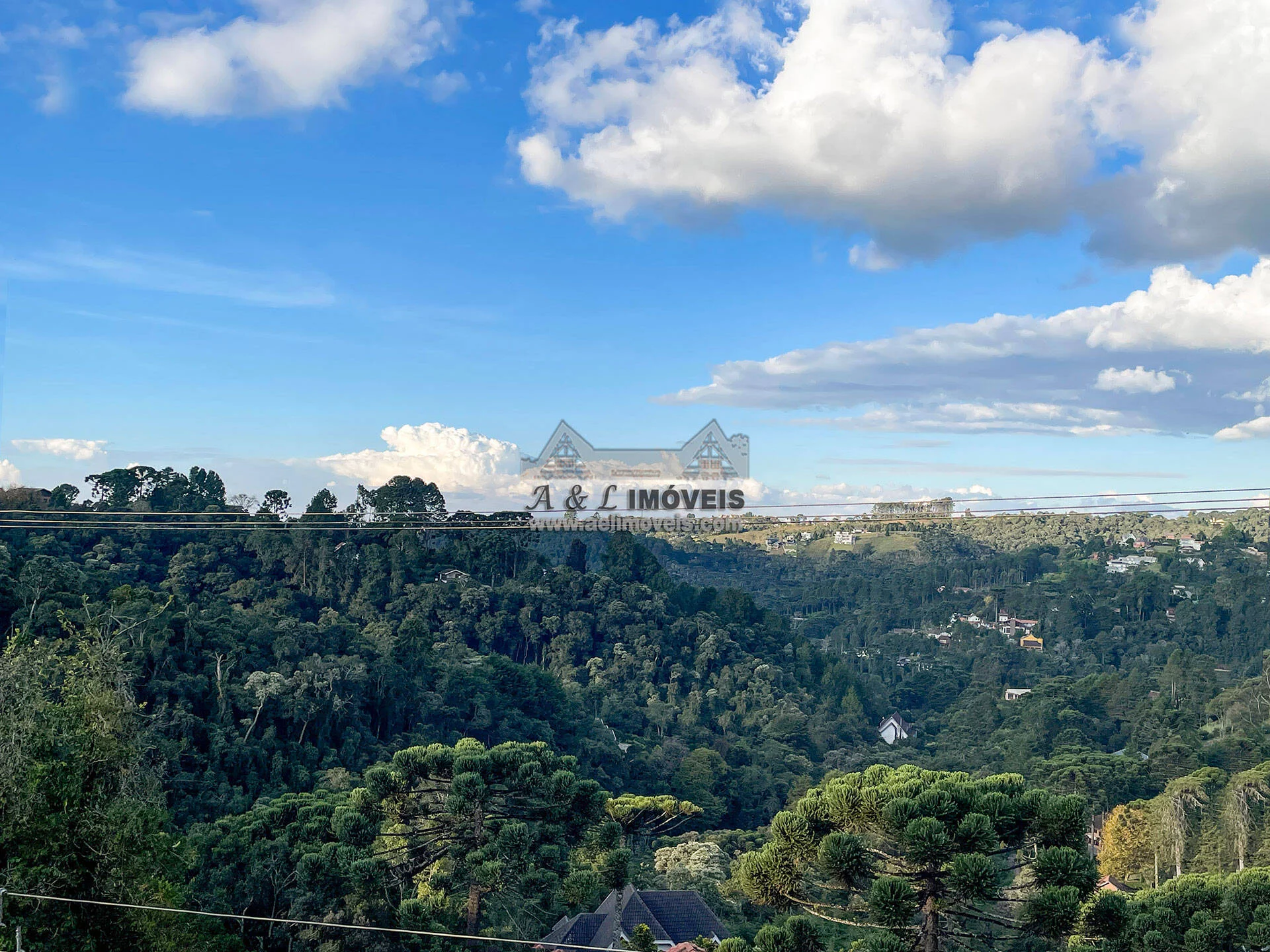 Imagem Casa à venda em Campos do Jordão - Com vista panorâmica e lareira