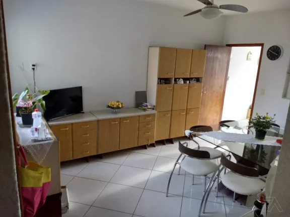 Imagem oportunidade! Ótima casa no centro de Atibaia com 287 m2 de terreno, quintal e porão