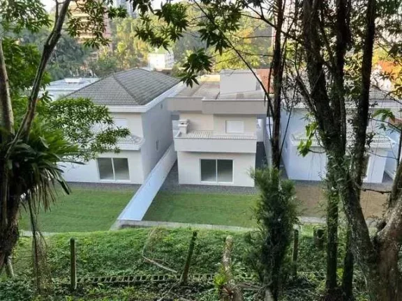 Imagem Casa com 4 dormitórios sendo 2 suítes 3 vagas de garagem no bairro Glória em Joinville