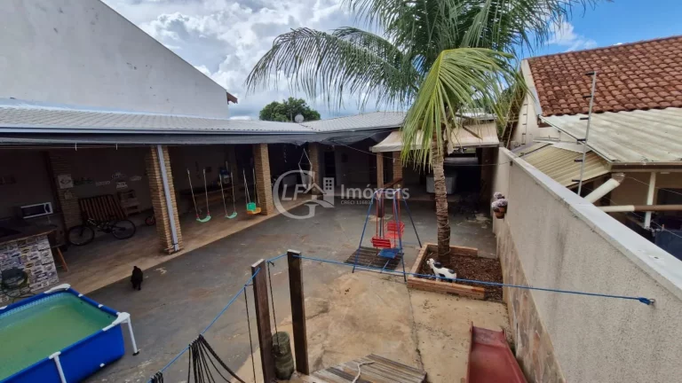 Imagem Você busca um imóvel que une conforto, espaço e potencial de investimento, essa casa no bairro Santo Antônio é a escolha ideal.