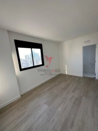 Imagem Apartamento de alto padrão com 3 suites e duas vagas de garagem, sacada,na meia praia