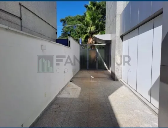 Imagem Excelente oportunidade de locação! Prédio Comercial de 600 m² de alto padrão, com uma localização privilegiada em uma via de grande circulação. Este i