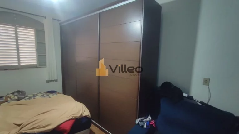 Imagem Descubra esta ampla e aconchegante residência localizada em um dos bairros mais desejados da cidade...