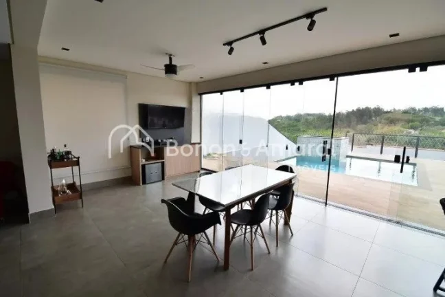 Imagem Esta elegante residência, construída há apenas 2 anos, está situada em um terreno de 450m² e po...