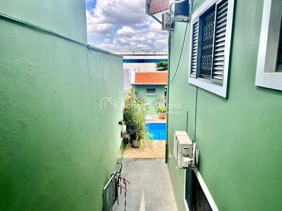 Imagem São 2 casas completas, uma térrea em cima e outra térrea, embaixo, com total privacidade
Tem uma ...