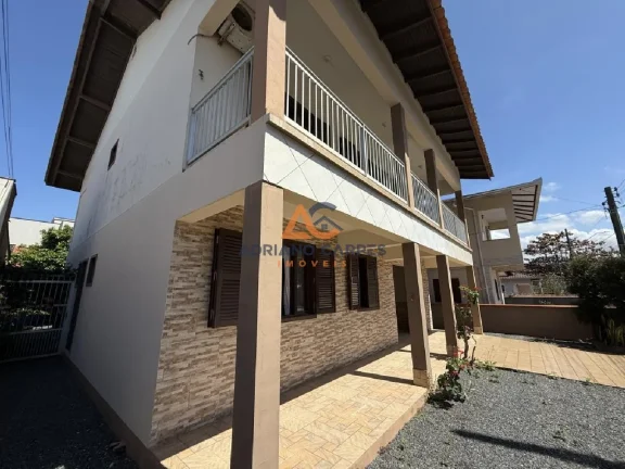 Imagem Casa semimobiliada no Gravatá com 5 dormitórios, sendo 1 suíte com 336m² de terreno a venda pela Imobiliária Adriano Carpes