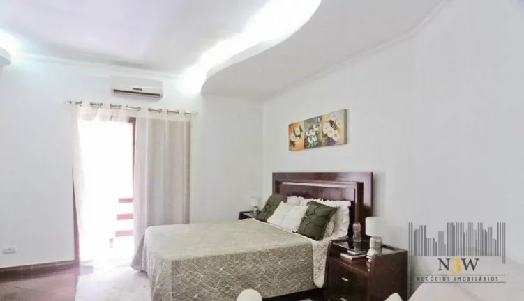 Imagem Casa à venda no City América São Paulo SP com 5 suítes, 8 banheiros e amplo quintal.