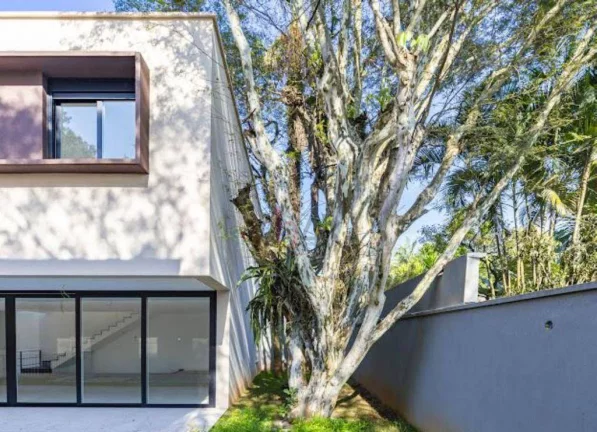 Imagem Casa de 487 m² com 4 suítes e 4 vagas no Condomínio Garda, Jardim Cordeiro.