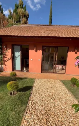 Imagem Condomínio Palos Verdes, Miolo da Granja Viana. 90% terrea! • Casa com estilo único, arquitetura...