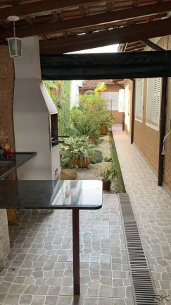 Imagem CASA NO BAIRRO DO ITAGUÁ COM 5 DORMITÓRIOS SENDO 2 SUÍTES,2 BANHEIROS SOCIAL,VARANDA COM CHURRASQUEIRA