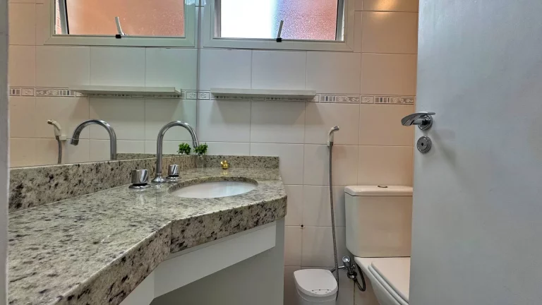 Imagem Apartamento decorado á venda na Riviera com vista para mar
