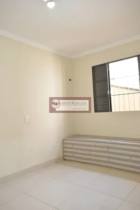 Imagem Sobrado no Jardim Umuarama com 4 quartos, sendo 2 suítes, sala de estar, lavabo, sala de jantar, cozinha e ampla copa. Piso em porcelanato, tanto no térreo como no andar superior. Armários nos quartos e cozinha. Home office/edícula completa, lavanderia, e