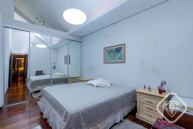 Imagem Casa ampla na Tristeza com terreno generoso e duas construções independentes.

Esta propriedade of...