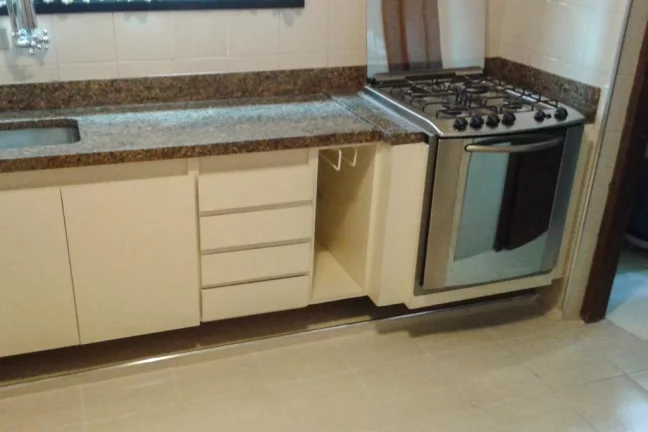 Imagem Enseada - 200 metros da praia - Região nobre da Enseada - 01 vaga de garagem.