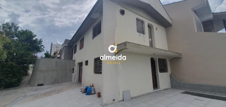 Casa de esquina no bairro Nossa Senhora de Lourdes