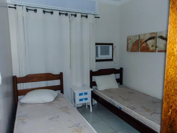 Imagem Pitangueiras - Uma quadra do mar - Totalmente reformado e decorado - Garagem no prédio - Serviço de praia.