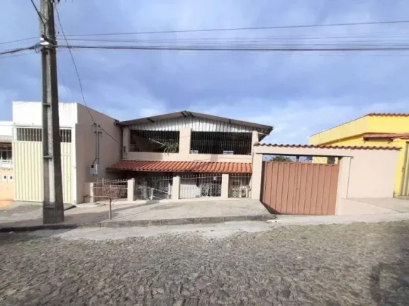 Imagem Casa Acolhedora com 3 Dormitórios, Um Suíte, Varanda, Quintal e Terraço no bairro São Pedro em Barbacena MG