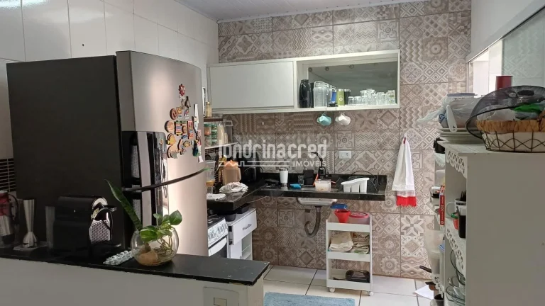 Imagem Casa com laje, 2 quartos (1 suíte com banheira), sala, copa e cozinha conjugadas, garagem para 2 carros, churrasqueira, portão eletrônico e ótima localização