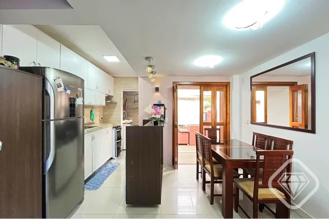 Imagem Casa com 3 dormitórios, suíte, sótão e áreas de convivência integradas no Bairro Tristeza

Um ...