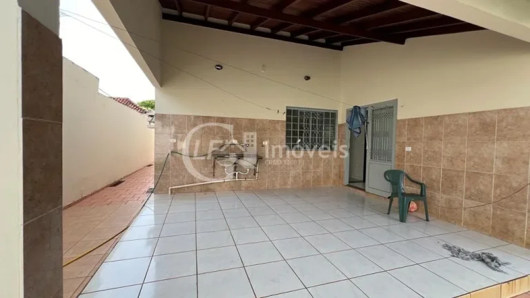 Imagem Impecável casa à venda na Vila Taquarussu, Campo Grande-MS: 3 quartos, 1 suíte, 3 salas, 2 banheiros, 15 vagas, 190m².