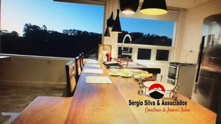 Imagem Casa de Alto Padrão a Venda no Alto da Boa Vista, em Campos do Jordão - SP.