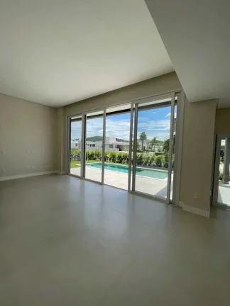 Imagem Casa nova com 4 suítes e 4 vagas privativas de garagem em condomínio fechado em Camboriú/SC