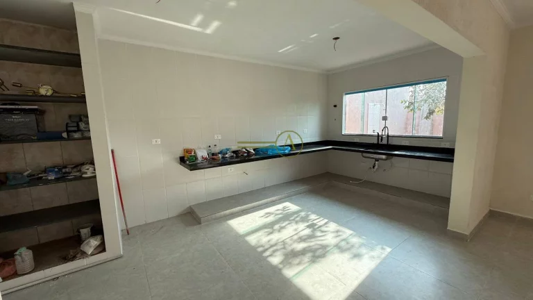 Imagem Oportunidade casa térrea apenas 100 metros da praia, totalmente reformada