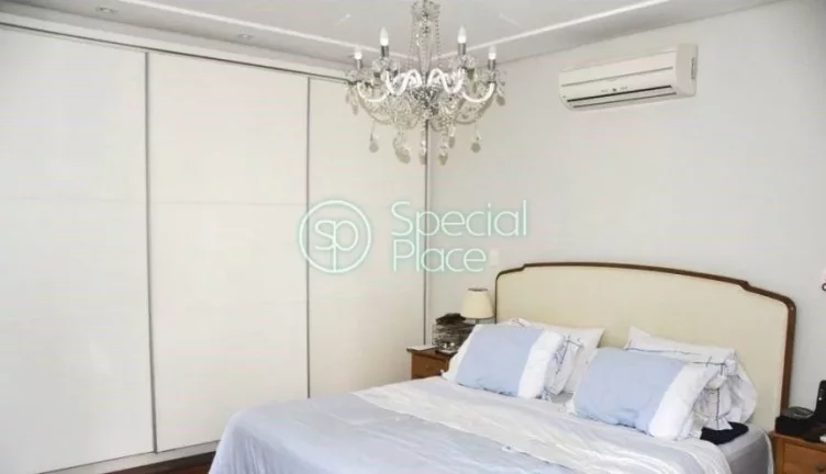 Imagem Excelente apartamento com 250m², reformado, espaços generosos, com terraço e excelente localizaç...
