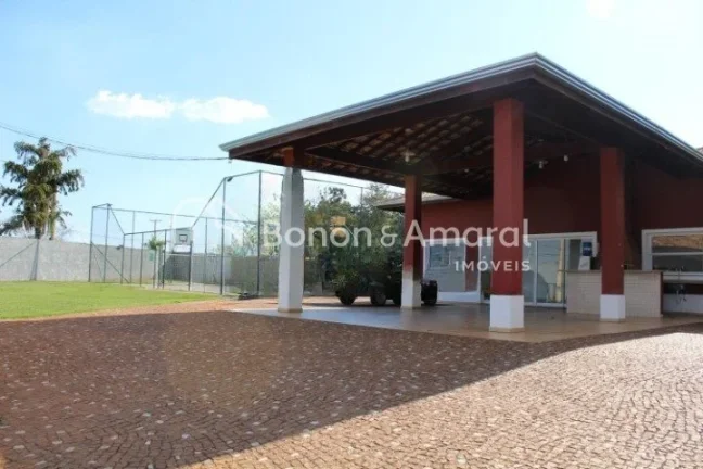 Imagem Esta casa está localizada em um condomínio fechado com portaria 24 horas e diversas opções de la...