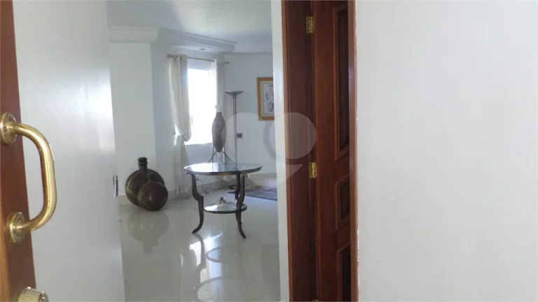 Imagem Sobrado à venda com 4 quartos, sendo 4 suítes, em Granja Viana, Carapicuíba - SP