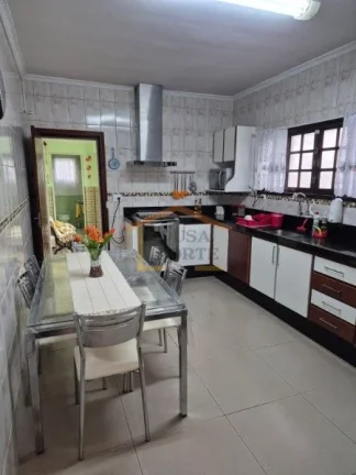 Imagem Sobrado em perfeito estado com 160m² de área construída, 3 dormitórios amplos, sendo 1 suíte co...