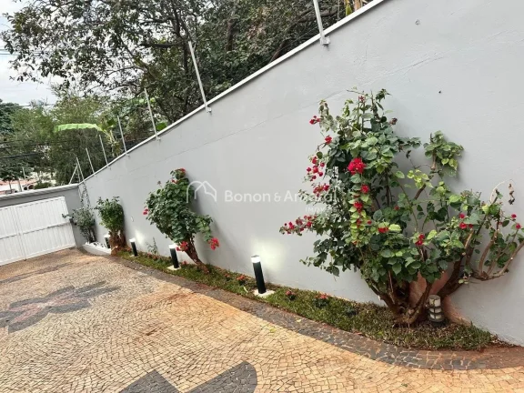 Imagem Em localização privilegiada, esta residência de estilo clássico impressiona pela imponência da ...