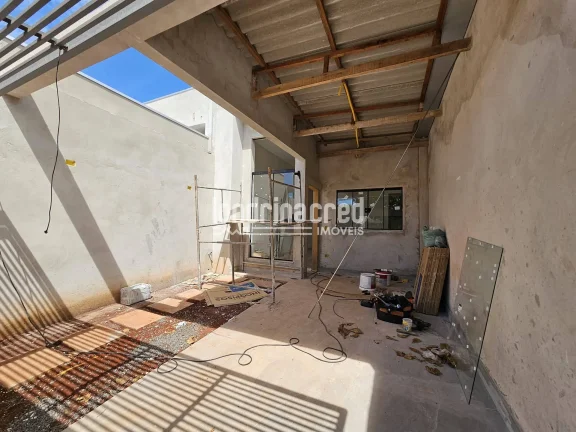 Imagem Casa geminada em construção, 3 quartos (1 suíte), 98m² de área útil, 150m² de terreno, sala, cozinha, 2 banheiros, área gourmet com churrasqueira e 2 vagas.