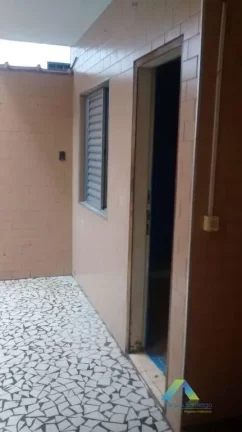 Imagem Lindo sobrado com 3 dormitórios, 2 vagas de garagem com excelente localização em bairro com fácil acesso a comércios e principais avenidas.