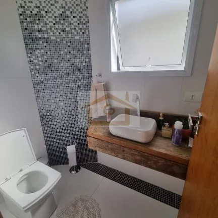 Imagem Linda!!! Casa com 3 quartos sendo Duas Semi Suítes, 4 vagas