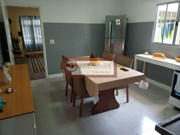 Imagem Oportunidade a venda no Bairro de Veleiros. Vendo excelente casa com Edícula em Veleiros, são 250m² de área, com 3 dormitórios, sendo 1 Suíte, sala, Cozinha, área de lavanderia, área de churrasqueira com banheiro, edícula com 2 cômodos e banheiro, maís um